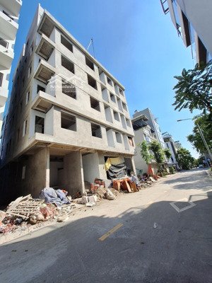 tôi cần bán gấp đất tái định cư ngọc thuỵ 32 m2, lô góc, từ t2 xây đua ra 1m là 42m2, 13.3 tỷ