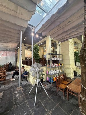 sang nhượng quán cafe full đồ, lô góc 2mt ngụy như kon tum, có hầm, giá tốt