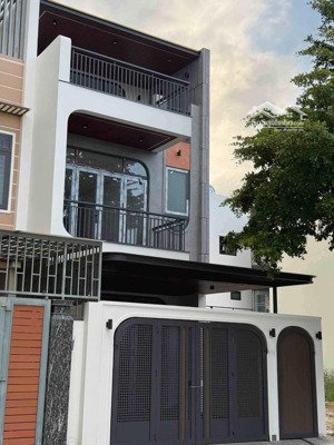 bán nhà mới gói 2 mỹ gia - hướng đông đường số 1 rộng 16m. bàn giao full nội thất đẹp