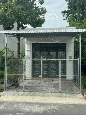 tôi bán gấp căn nhà 100m2 đường nguyễn văn khạ thị trấn củ chi giá 1tỷ250 sổ hồng riêng