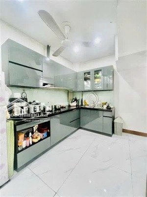 bán nhà 30m2 trung tâm đống đa, gần đường, ngõ thông,lô góc 2 thoáng, sổ nở hậu