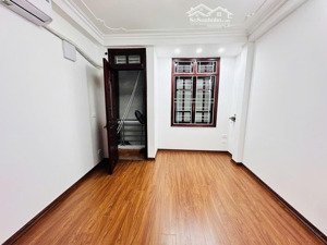 bán nhà hiếm,5 tầng chắc chắn,gần phố ô tô, 3 ngủ, vị trí đẹp