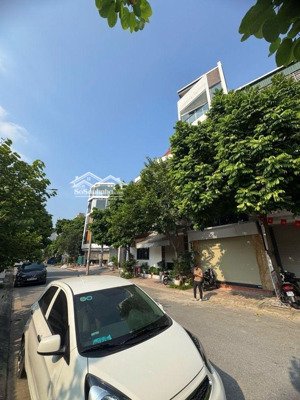 lý sơn - vỉa hè - ô tô tránh - 6 tầng thang máy