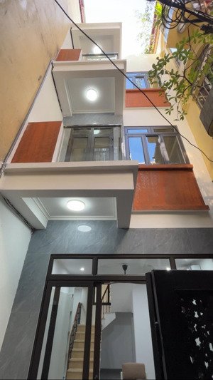 biệt thự sân vườn 3 tầng phố đại cồ việt, ngay ngã tư phố huế, bạch mai. 2 thoáng trước sau.