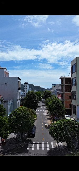 cần chuyển nhượng lô đất biển mt đường thuỷ sơn 6 . lh : mr. ái ( chuyên đất biển sơn thuỷ )