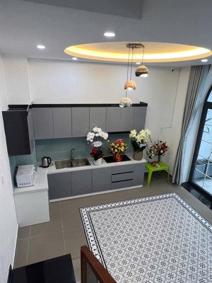 cho thuê nguyên căn sân riêng 4pn, 2wc phòng khách và sân thượng chill, nguyễn gia trí hẻm thông.