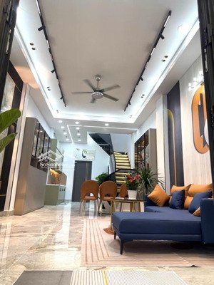 bán gấp nhà gần khu sân bay, 4x17m2, 3 tầng đẹp lung linh hẻm xe hơi, giá 11 tỷ