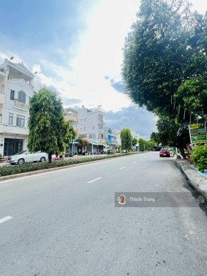 gấp bán, chủ rất thiện chí bán nhanh căn nhà mặt tiền đại lộ 2 phước bình, gần chợ, giá chỉ 10,5 tỷ