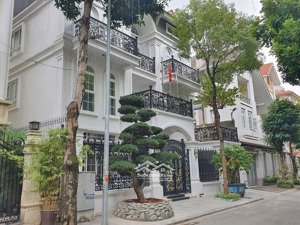 bán biệt thự đẹp ngay lê văn lương - trung hoà, 250m2, 4,5 tầng. mặt tiền góc rộng, giá chỉ 68 tỷ