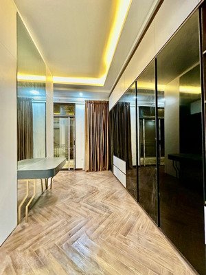 80m2 x 8 tầng 2 mặt thoáng, phố nguyễn văn cừ + thang máy xịn + 11 căn hộ khép kín. giá 27,9tỷ