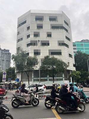 hot- góc 3 mặt tiền nguyễn thái học- 18m x 8m- hầm 8 tầng- p. sài gòn, quận 1