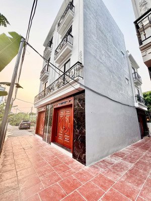 bán nhà 4 tầng (56m2). full nội thất chỉ việc ở. ô tô đỗ gần. trường học các cấp. giá chỉ 3,4tỷ