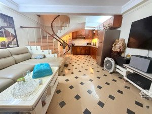 ngõ thông oto vào nhà, 20m ra phố. nhà đẹp full nt. dt 30m 6t mt4,3m giá 7,6tỷ còn tl