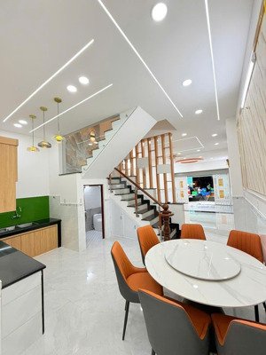 nhà mới 1 trệt 1 lầu sân thượng gần chợ đại hải, đẹp sang trọng, giá 5.8 tỷ hóc môn