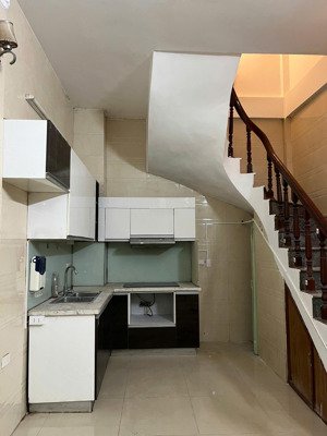 cho thuê nhà riêng phố minh khai, dt 30m2 x 3.5 tầng, nhà mới sơn sửa, đủ đồ, 2-3 phòng ngủ