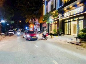 bán nhà mặt tiền kinh doanh nhà mới có thang máy nội thất cao cấp