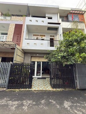 chủ gửi nhà 2 lầu 1 trệt phường biên hoà (hoá an củ). dt: 5x15,4=77m2. giá: 3tỷ9