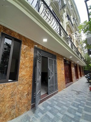 nhà tu hoàng, nam từ liêm, dt 31m2 x 7 tầng, thang máy, sát dh công nghiệp, nhổn, 7,65 tỷ
