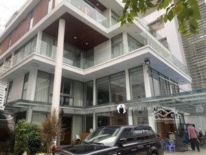 biệt thự 2 mặt tiền siêu hiếm 582m2, có hồ bơi, gần sông, view landmark 81, đường 2 xe hơi tránh