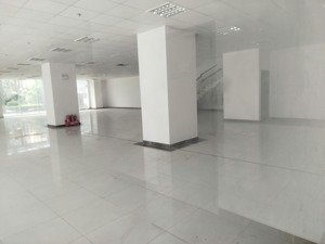 cho thuê mb làm trường mầm non, nhà trẻ tầng 1 tòa t&t định công dt: 808m2 giá 180tr/th