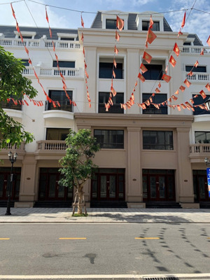 cần tiền chính chủ bán gấp căn shop vinhomes móng cái 60m2 dãy thời đại 2 ngay gần công viên