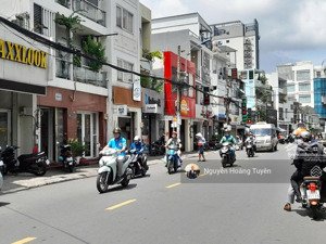 hiếm thấy! khuôn đất to ngang (10 x 22m)có khoảng sân rộng trước nhà. ctxd hầm 7 tầng. chỉ 45 tỷ tl