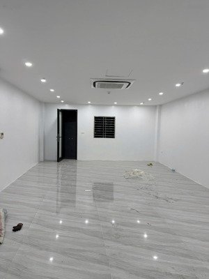 mặt phố - vỉa hè - kinh doanh - nhà đẹp xây mới 9 tầng - thông sàn - thang máy - đầy đủ gpxd,pccc.