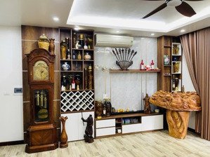 nhà lạc long quân, 40m, 5 tầng,xây chắc chắn! 9, oto 7 chỗ ngủ trong nhà!