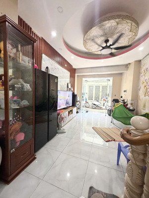 dương bá trạc quận 8 cách q1 500m, 36m2 4 tầng .giá nhỉnh 5 tỷ xíu.