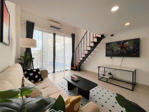 trống lại căn hộ duplex bancon siu hot / ngay chân cầu kênh tẻ, sát bên quận 4,1,8