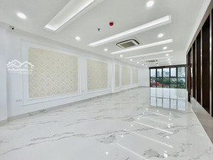 cho thuê nhà lô góc hoàng cầu đống đa, 90m * 4t, ngõ oto, giá 27tr/ tháng.