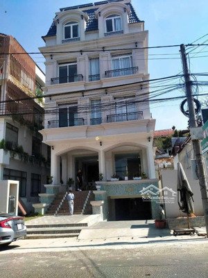 bán khách sạn mặt tiền huỳnh thúc kháng 5 tầng 31 pn . đà lạt dt : 2100 m2 sàn / giá : 70 tỷ tl