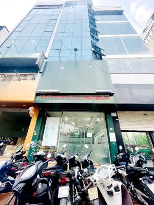 mặt phố sầm uất cầu giấy - vỉa hè hai bên - ô tô dừng đỗ ngày đêm - chạy dọc bờ sông