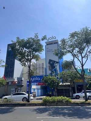 bán gấp nhà mặt tiền vị trí siêu đắc địa trần não quận 2 dt: 405m2 kc : 2 tầng tiện xây dựng 138 tỷ