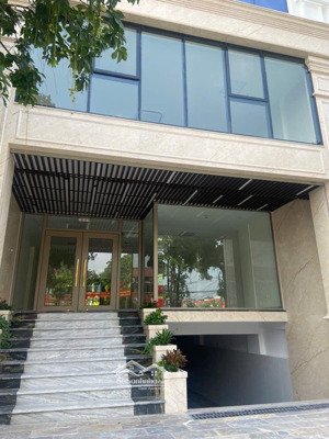 cho thuê tòa phố hoàng cầu - đống đa, dt 250m* 5t, thang máy, giá 140tr/tháng