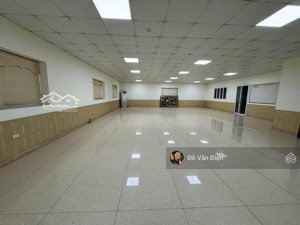 cho thuê nhà phố tràng tiền 650m mặt tiền 20m . lh em điện ngay kẻo lỡ mặt bằng siêu hiếm