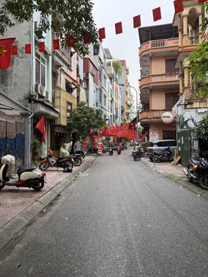 chính chủ bán nhà mặt ngõ 154 ngọc lâm. nhà 5 tầng nở hậu. ngõ to oto đỗ cửa kinh doanh sầm uất