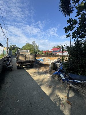 chủ cần thanh khoản 100m2 full đất ở tại phú cát, hà nội. mt 10m đường ô tô vào đất