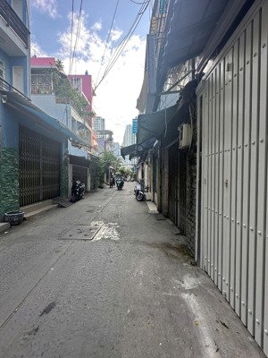 nhà 3 lầu hẻm xe hơi đậu cửa gần trung tâm thương mại