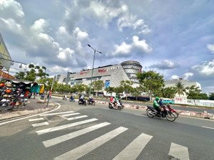 vip - vị trí độc tôn - 2 mặt tiền phạm văn đồng & kha vạn cân, giga mall - dt 732m2 - giá 126 tỷ tl