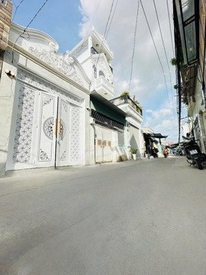 nhà mới đẹp mặt tiền hẻm ô tô 3 phòng ngủ đầy đủ nội thất sổ hồng riêng sang tên chỉ hơn 4t chút