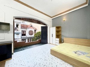 cho thuê phòng phú nhuận gần sân bay, ngã tư phú nhuận có ban công lớn, full nội thất