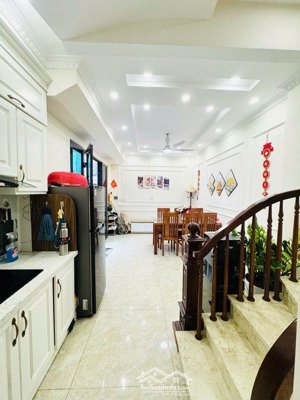 bán nhà trung tâm ngọc thụy - ,cách cầu long biên. 500m