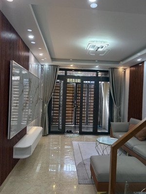 ngã tư hàng xanh, bình thạnh, hẻm thông full nội thất, nhà 3 tầng, 4pn dt 50m2, chỉ 8.x tỷ.