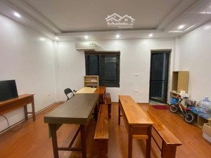 nhà 4 tầng lô góc cầu giấy, mặt tiền rộng, ngõ thoáng, cách phố lớn 10m-5.95 tỷ, tặng full nội thất