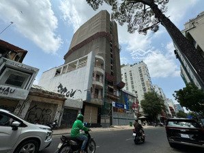 bán khuôn đất 1.050m2 mt đường nguyễn du, quận 1 giá 650 tỷ ctxd: 2 hầm + 12 tầng. lh: 