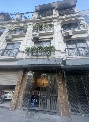 nhà đẹp cự khối ô tô vào nhà, 10.9 tỷ, dt 48,6m, 4 tầng, mặt ngõ 3,9m, 20m ra phố, gần chợ, trường.