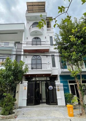 bán tòa căn hộ đẹp mt hoàng quốc việt - đường 7m5 full công năng, có thang máy