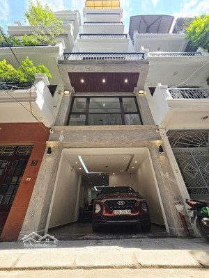 cạnh trường đảng, bán nhà cực đẹp hoàng quốc việt 66m 8t thang máy 2 ô tô để trong nhà.chỉ 28 tỷ