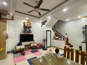 bán nhà cầu giấy, phân lô, sát phố, 3 ngủ, nội thất xịn sò, ở ngay 37m2 chỉ 9.4 tỷ.